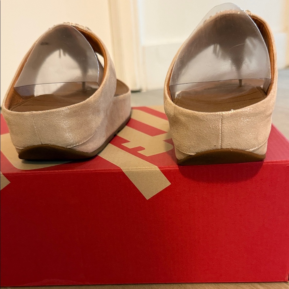 Fitflop Cha Cha Tan Sandals with Gold Detailing - Picture 5 of 5